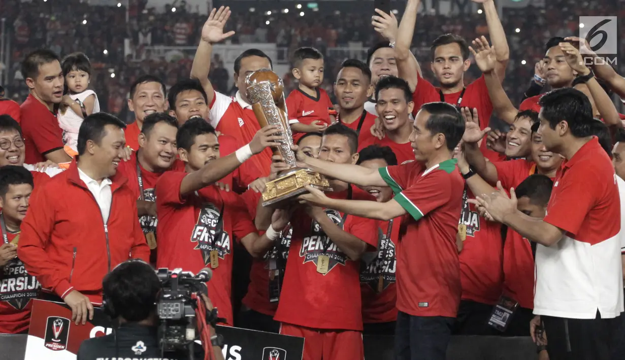 Presiden Jokowi menyerahkan Piala Presiden kepada Kapten Persija Jakarta Ismed Sofyan usai laga final melawan Bali United di Stadion Utama GBK, Senayan, Jakarta, Sabtu (17/2). Persija menang 3-0 atas Bali United. (Liputan6.com/Arya Manggala)