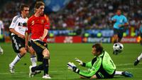 Striker tim nasional Spanyol, Fernando Torres, melepaskan tendangan yang berujung gol ke gawang Jerman, pada partai final Piala Eropa 2008, di Ernst-Happel-Stadion, Vienna, 29 Juni 2008. (UEFA).