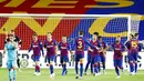 Para pemain Barcelona merayakan gol yang dicetak oleh Lionel Messi ke gawang Leganes pada laga La Liga di Stadion Camp Nou, Selasa (16/6/2020). Barcelona menang 2-0 atas Leganes. (AP Photo/Joan Montfort)