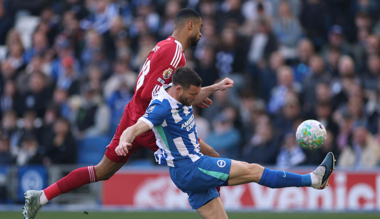 Hasil ini menghambat usaha Liverpool memantapkan posisi di zona Liga Champions. Gagal menang di tiga laga terakhir Premier League, dua di antaranya berupa kekalahan, sang juara bertahan menempati peringkat lima dengan raihan 49 angka. (AP Photo/Ian Walton)