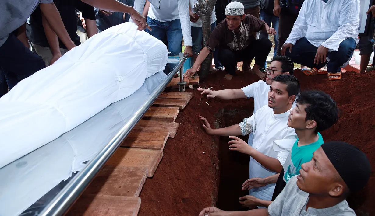 Jenazah ayah Indra Bekti dimakamkan siang ini setelah salat zuhur di Tempat Pemakaman Umum (TPU) Cempaka, Radio Dalam, Jakarta Selatan. Kerabat dan keluarga pun mengantar kepergian sang ayah untuk selamanya. (Deki Prayoga/Bintang.com)