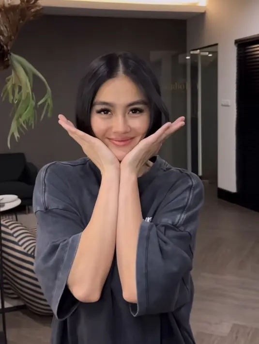 Agnez memercayakan gaya rambut barunya ini di salon Studio K Hair and Beauty. Kiefer Lippens pun langsung menstyling rambut Agnez.  [@kierelippens]