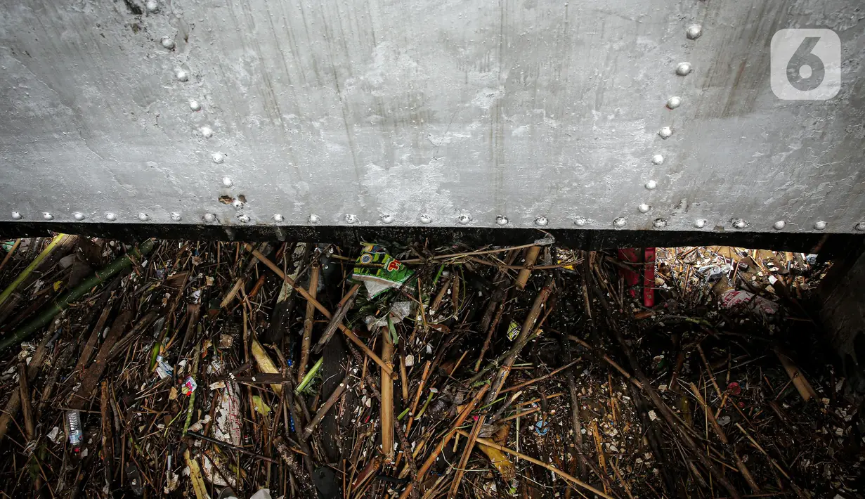 Tumpukan sampah di Pintu Air Manggarai, Jakarta, Senin (10/10/2022). Hujan lebat yang mengguyur wilayah Bogor dan sekitarnya menyebabkan debit air Sungai Ciliwung meningkat dan menghanyutkan sampah ke Pintu Air Manggarai. (Liputan6.com/Faizal Fanani)