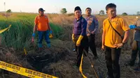Penyidik Satreskrim Polres Bangkalan melakukan olah TKP di lokasi penemuan mayat terbakar