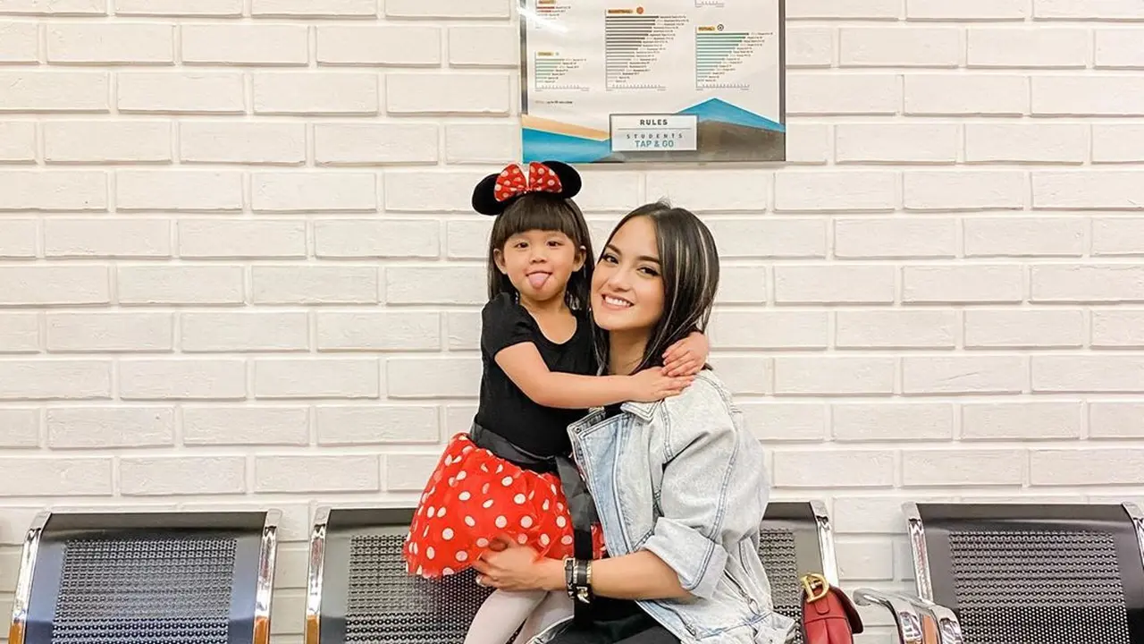 Pertama Kali Ajak Anak, Ini 6 Momen Haru Ririn Ekawati Ziarah ke Makam Mendiang Suami