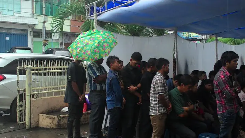 Di Bawah Hujan Deras, Umat Kristian Makassar Jalankan Jumat Agung