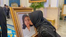 Adik Marsinah Cium Potret Sang Kakak (Foto: Lizsa Egeham/Liputan6.com)