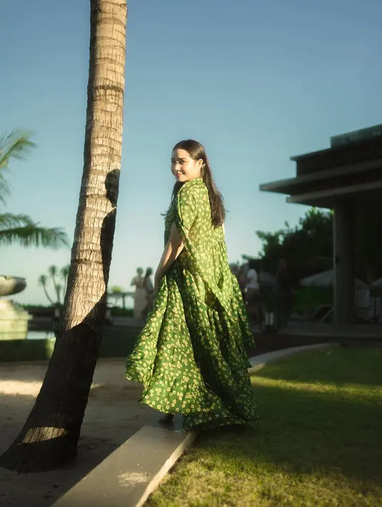 <p>Nagita Slavina sedang berlibur bersama keluarga besarnya ke Bali. Beberapa hari lalu, ia beserta adik, ipar, dan sang ibu berpose bersama dalam balutan summer dress yang serasi, hingga dijuluki BLACKPINK cabang Andara. Foto: Instagram.</p>