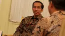 Presiden Joko Widodo menggelar pertemuan dengan Dubes RI untuk Brasil Toto Riyanto dan Menlu Retno LP Marsudi di Istana Merdeka, Jakarta, Selasa (24/2/2015). (Liputan6.com/Faizal Fanani)