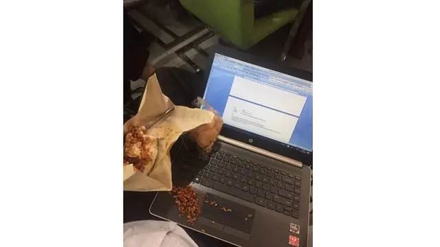 6 Momen Apes Laptop Ketumpahan Makanan Ini Bikin Nyesek