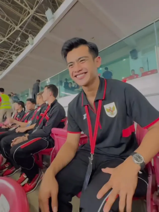 Pratama Arhan Menyaksikan Pertandingan Timnas Indonesia vs Bahrain.