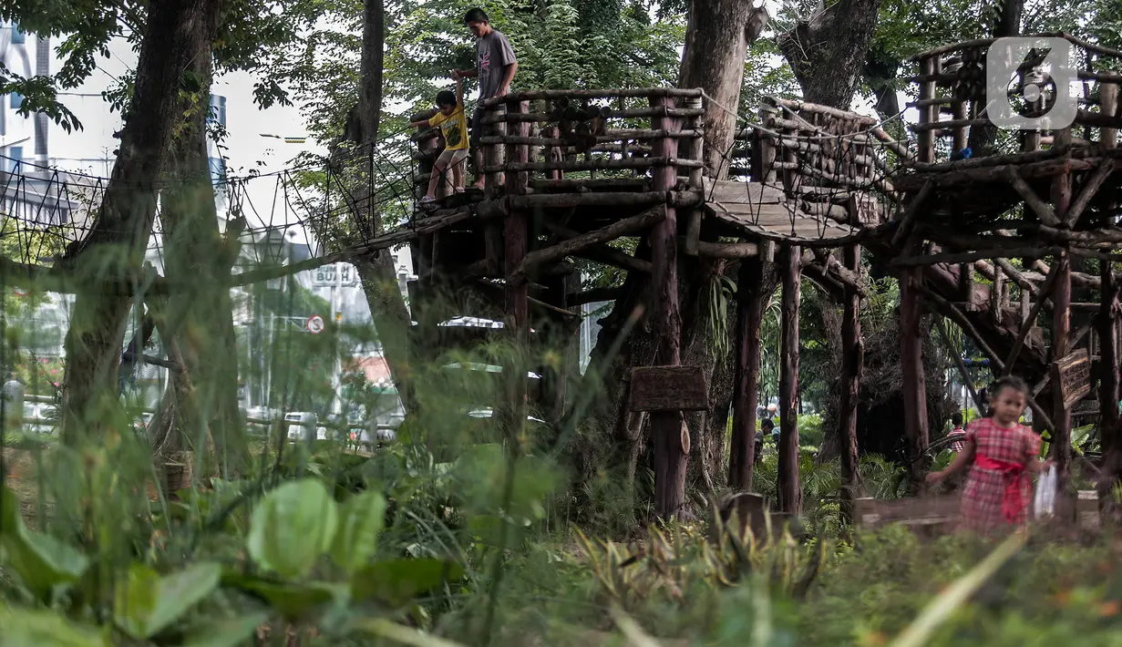 Anak-anak bermain di Taman Tomang Rawa Kepa, Jakarta, Minggu (21/6/2020). Lokasi tersebut menjadi salah satu tempat alternatif liburan warga untuk menghilangkan kebosanan di tengah masa PSBB transisi. (Liputan6.com/Johan Tallo)