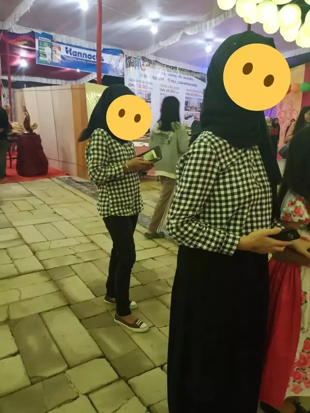 6 Momen Tak Sengaja Orang Pakai Baju Sama Motif Garis-Garis Hitam Putih, Outfit Sejuta Umat