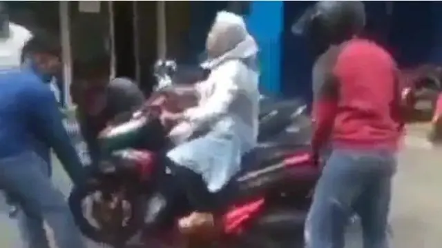 Viral Ibu-ibu Tak Turun dari Motornya saat Disita Debt Collector, Diangkut Tiga Orang