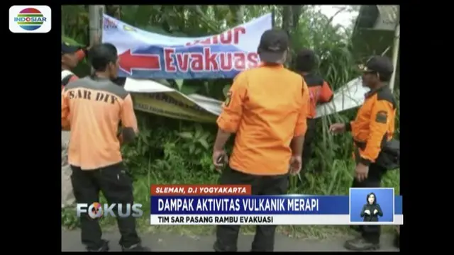 Gunung Merapi masih bergejolak, tim SAR di Sleman, Yogyakarta pasang rambu jalur evakuasi untuk memudahkan warga menyelamatkan diri.