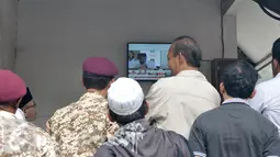 Pendukung Cagub dan Cawagub DKI Jakarta, Anies-Sandi tunggu hasil penghitungan cepat di kantor DPP Gerindra, Ragunan, Jakarta Selatan, Rabu (19/4). Menunggu hasil hitung cepat suara, kantor DPP Gerindra gelar hiburan musik. (Liputan6.com/Yoppy Renato)
