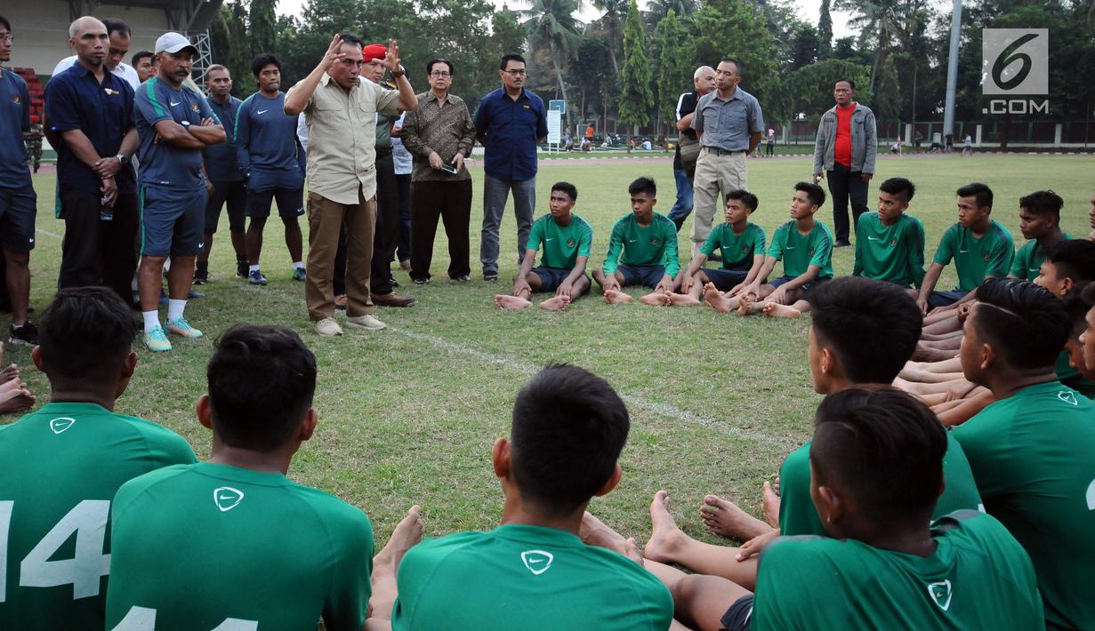 Ketua Umum PSSI, Edy Rahmayadi (baju coklat) memberi nasehat kepada Timnas Indonesia U-16 usai latihan terakhir di Lapangan Atang Sutresna, Jakarta, Kamis (6/7). Timnas U-16 akan berlaga di Piala AFF U-15 Thailand. (Liputan6.com/Helmi Fithriansyah)