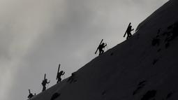 Para atlet freeride mendaki gunung Bec des Rosses, Swiss, untuk menyelesaikan nomor men's ski final Verbier Xtreme Freeride World Tour, (3/4/2016). (AFP/Fabrice Coffrini)