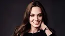 Keputusan Jolie memulai kembali aktingnya di Film ‘Shoot Like A Girl’, nampaknya tak menjadi kabar gembira untuk beberapa fansnya. Pasalnya, beberapa dari mereka menganggap keputusan Jolie tak berada di waktu yang tepat. (Instagram/Angelinajolieofficial)