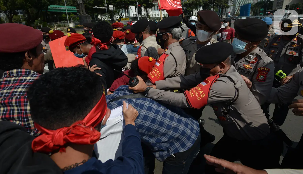 Massa gabungan dari berbagai elemen buruh dan organisasi mahasiswa terlibat aksi dorong dengan apparat kepolisian pada peringatan May Day di area Patung Kuda, Jakarta, Sabtu (1/5/2021). Polisi mengamankan sejumlah massa yang diduga mahasiswa dalam aksi unjuk rasa tersebut. (merdeka.com/Imam Buhori)