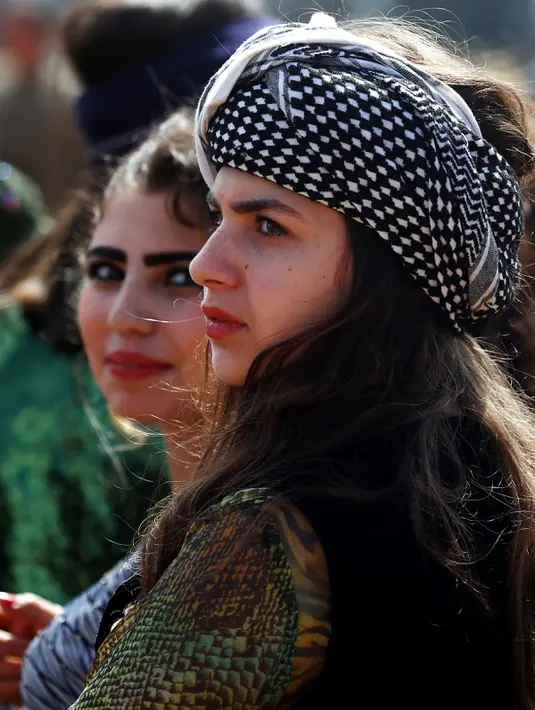 Wanita-wanita Kurdi Suriah saat merayakan Perayaan Newroz di Kota Qamishli, Suriah (21/3). Festival ini untuk memperingati hari pertama musim semi, yang jatuh setiap tanggal 21 Maret. (AFP Photo / Ilyas Akengin)