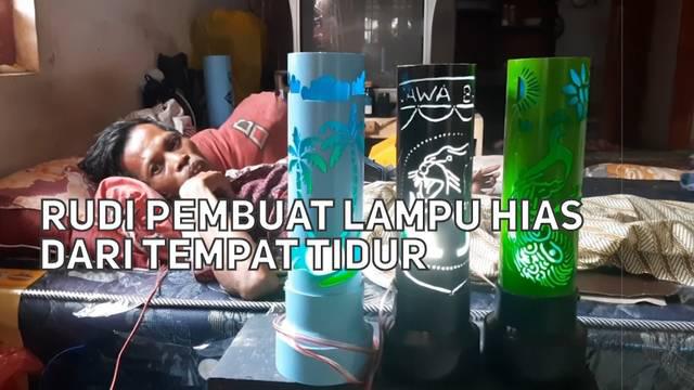 Rudi Hartono sempat bekerja menjadi kondektur lalu kemudian terinspirasi dari televisi dari membuat lampu-lampu lampion. Dengan keterbatasan fisiknya berhasil menyulap pipa paralon menjadi lampu-lampu lampion yang cantik.