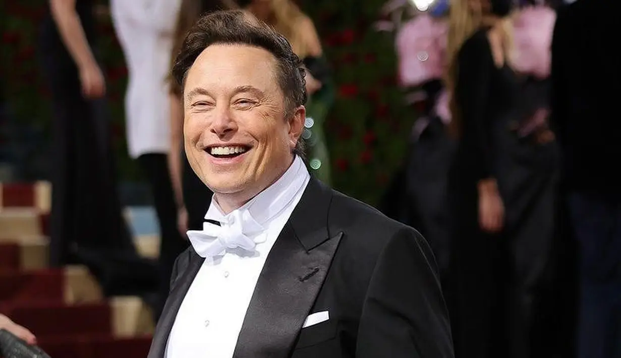 <p>Dalam potret yang dibagikan, Elon Musk tampil gagah dengan tuxedo hitam klasik yang dipadukan dengan dasi kupu-kupu putih. (Instagram/foxbusiness).</p>