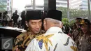 Presiden Jokowi disambut Plt. Ketua KPK Taufiqurachman Ruki saat tiba di Gedung KPK , Jakarta, Kamis (9/7/2015). KPK menggelar buka puasa bersama yang dihadiri oleh sejumlah pejabat negara. (Liputan6.com/Helmi Afandi)