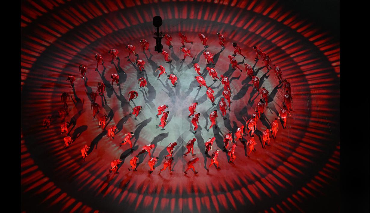 <p>Penampilan dari sejumlah penari saat upacara pembukaan Piala Dunia 2022 di Stadion Al-Bayt, Qatar, Minggu (20/11/2022). (AFP/Kirill Kudryavtsev)</p>