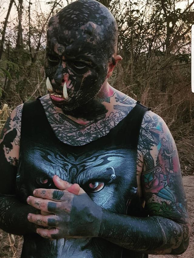 Foto Foto Penggila Tato Pasang Implan Dan Taring Besar Agar Mirip Orc Global Liputan6 Com