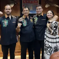 Dalam unggahan Instastorynya, Raline Shah baru saja merayakan ulang tahun sang ayah. Pesta ulang tahun pun dirayakan bersama keluarga. [@ralineshah]