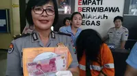 Polisi menunjukkan barang bukti hasil pembobolan ATM seorang perempuan di Kota Malang, Jawa Timur (Liputan6.com/Zainul Arifin)