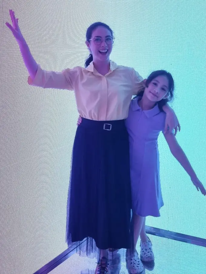 Potret Kedekatan Arumi Bachsin dengan Anak Perempuannya