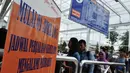 Tampak spanduk perubahan jadwal perjalanan kereta api di Stasiun Pasar Senen, Jakarta, Jumat (13/3/2015). PT KAI akan menaikkan harga tiket per 1 April 2015, kenaikan dipengaruhi oleh fluktuasi harga bahan bakar minyak. (Liputan6.com/Faizal Fanani)