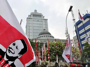 Gedung Mahkamah Konstitusi tampak diramaikan bendera dan atribut buruh karena didatangi ribuan buruh dari berbagai organisasi (Liputan6.com/Miftahul Hayat) 