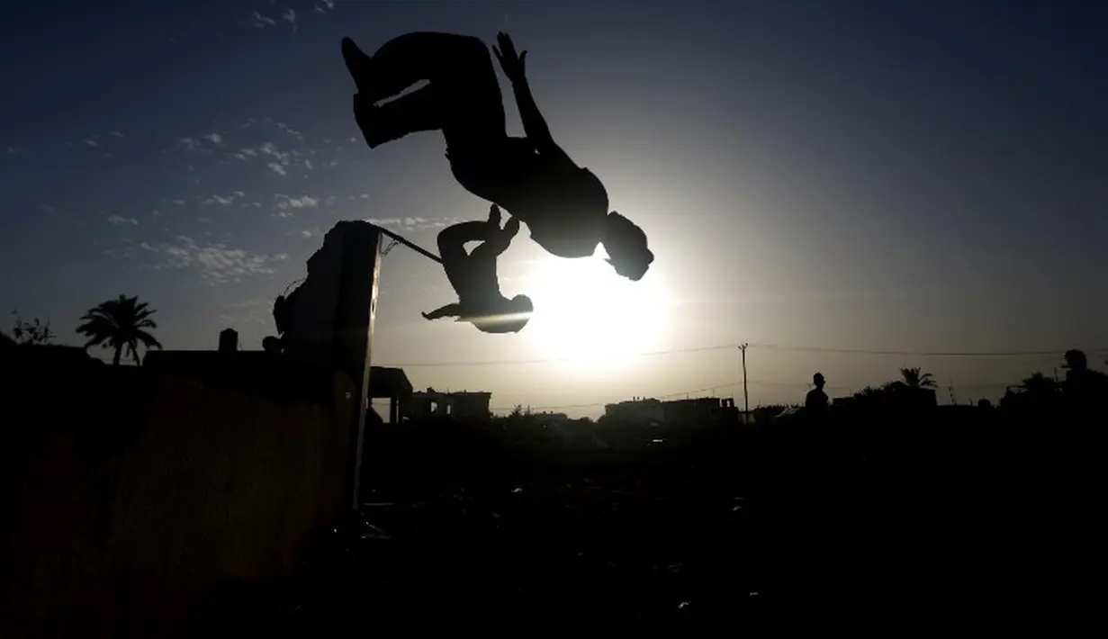   Para remaja Palestina menyukai olahraga Parkour. Foto diambil pada Jumat (14/11/2014) (AFP Photo/Mohammed Abed)