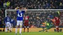 Striker Everton, Wayne Rooney, mencetak gol ke gawang Liverpool pada laga Premier League di Stadion Anfield, Minggu (10/12/2017). Laga bertajuk Derbi Merseyside itu berakhir imbang 1-1. (AP/Peter Byrne)