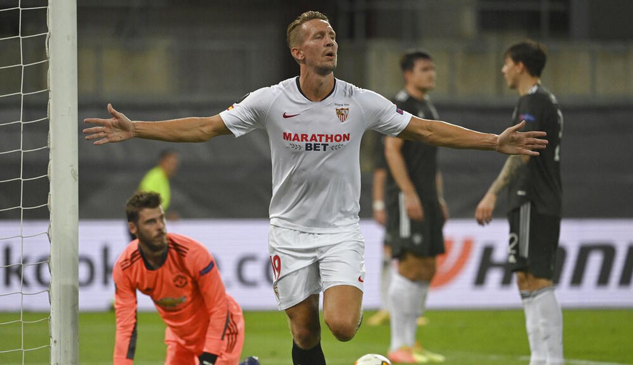 Pemain Sevilla, Luuk de Jong, melakukan selebrasi usai mencetak gol ke gawang Manchester United pada laga semifinal Liga Europa di Stadion RheinEnergie, Senin (17/8/2020). Sevilla menang 2-1 atas Manchester United.  (Ina Fassbender/Pool Via AP)