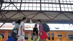 Arus balik dengan menggunakan moda transportasi kereta api akan melonjak pada hari Sabtu (2/8/14) - Minggu (3/8/14). (Liputan6.com/Faizal Fanani)