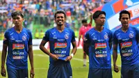 Pemain Arema, dari kiri ke kanan: Jayus Hariono, Alfin Tuasalamony, Ahmad Alfarizi dan Hendro Siswanto. (Bola.com/Iwan Setiawan)