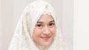 Pemeran, model, penyanyi, dan produser Indonesia ini banjir pujian ketika memakai mukena. Ia disebut sangat pas dan makin cantik pakai mukena. Beragam pujian pun mengalir ke Dian Sastrowardoyo yang pakai hijab. (Liputan6.com/IG/therealdisastr)