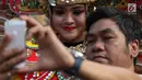 Pengunjung berselfie dengan kelompok seni budaya Kalimantan Selatan saat pelaksanaan car free day di Jakarta, Minggu (1/7). Pawai tersebut diadakan untuk mengenalkan budaya Kalimantan Selatan kepada masyarakat. (Liputan6.com/Immanuel Antonius)
