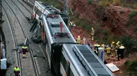 Regu penyelamat mengevakuasi penumpang dari dalam kereta komuter yang tergelincir dari rel di Vacarisses, Barcelona, Selasa (20/11). Sedikitnya 1 orang tewas akibat longsor yang menerjang sebuah kereta hingga menyebabkannya keluar jalur. (Pau Barrena/AFP)