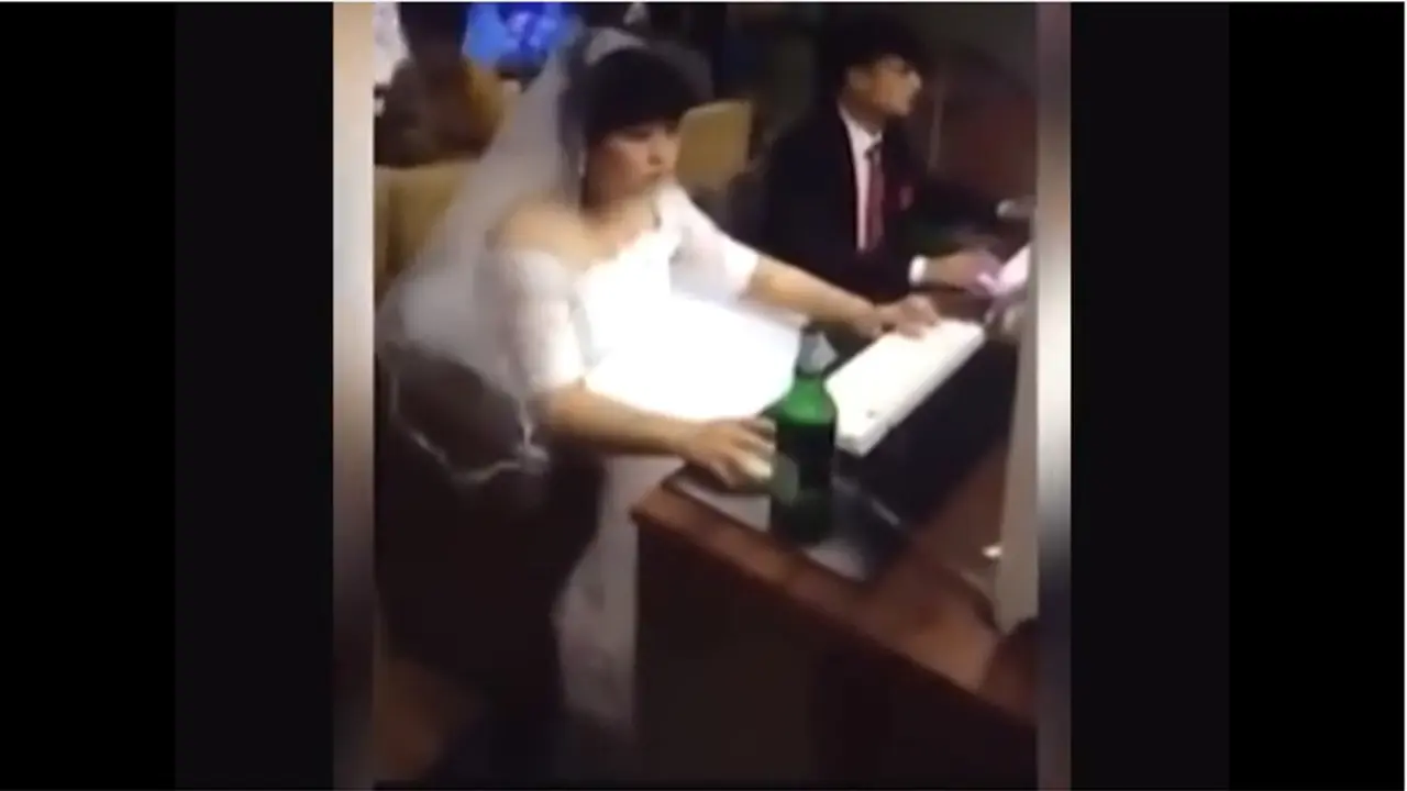 Pasangan Gokil, Habis Nikah Langsung Honeymoon di Warnet