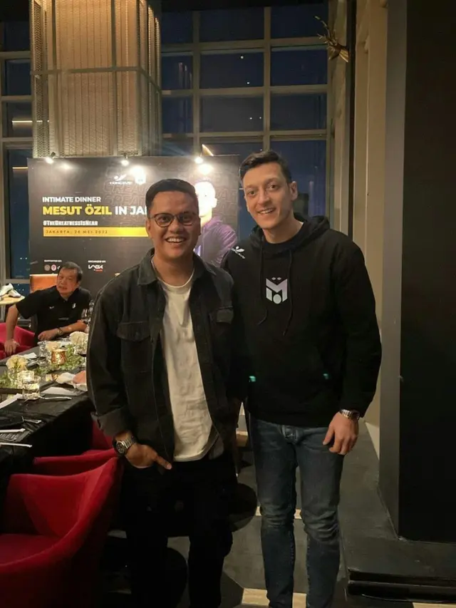 Makan Malam Bareng, Ini 5 Potret Prilly Latuconsina Bareng Mesut Ozil