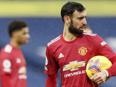 Ekspresi gelandang Manchester United, Bruno Fernandes, saat melawan West Bromwich Albion pada laga Liga Inggris di Stadion Hawthorns, Minggu (14/2/2021). Kedua tim bermain imbang 1-1. (Naomi Baker/Pool Photo via AP)