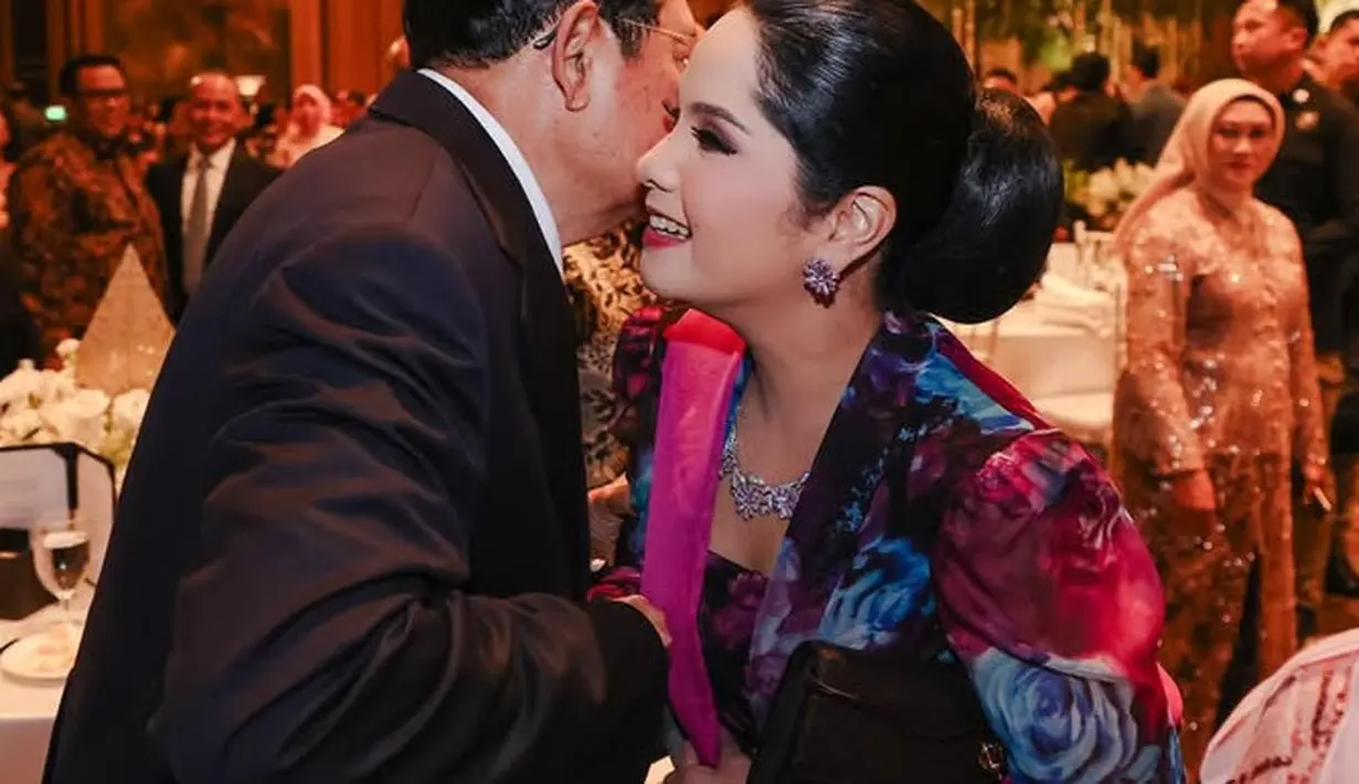 Annisa melengkapi tampilannya dengan anting-anting dan kalung silver dengan hiasan warna ungu. Perhiasan Nya pun memiliki motif bunga. [@annisayudhoyono]