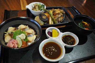 Main course dan meals dari Yoshi Izakaya | copyright Vemale.com