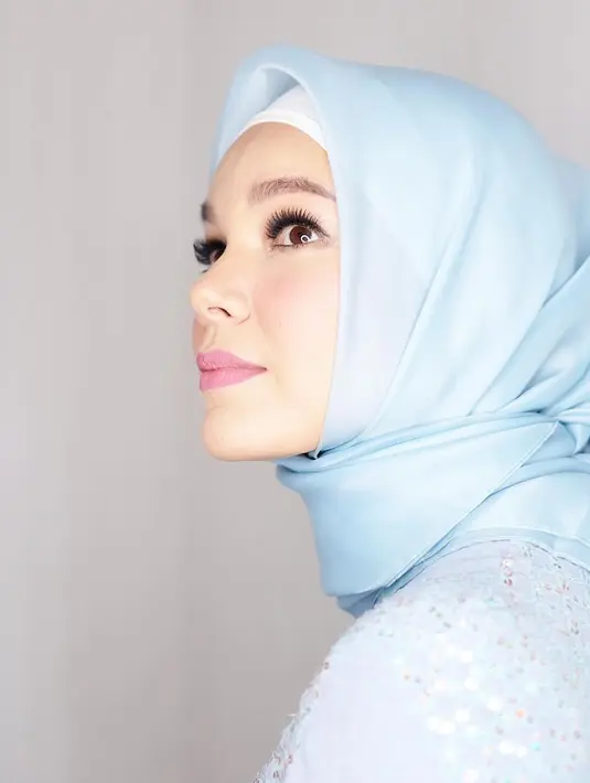 Bintang sinetron Catatan Hati Seorang Istri itu juga menyambangi makam kedua orangtuanya. Banyak pelajaran didapat saat nyekar atau ziarah. (Instagram/dewisandra)