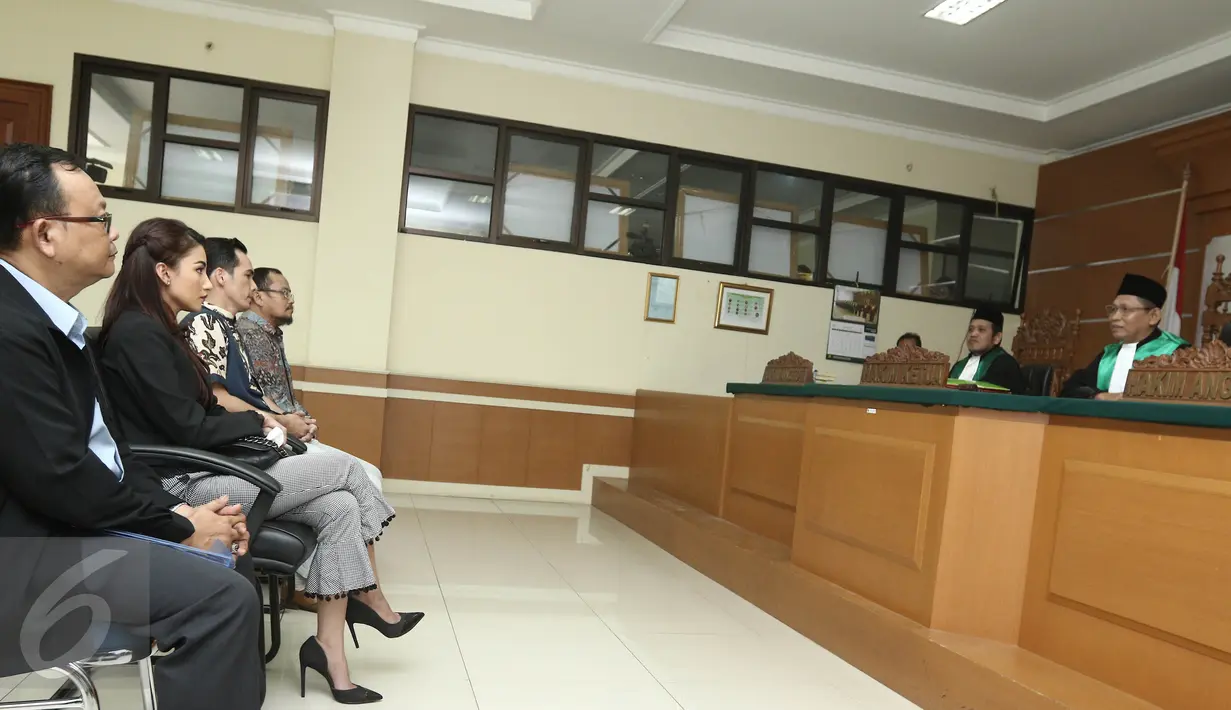 Atalarik Syah dan Tsania Marwah saat menghadiri sidang gugatan cerai di Pengadilan Agama Cibinong, Selasa (18/4). Sidang berlangsung tertutup dengan agenda melanjutkan mediasi antar kedua pihak yang berperkara. (Liputan6.com/Herman Zakharia)